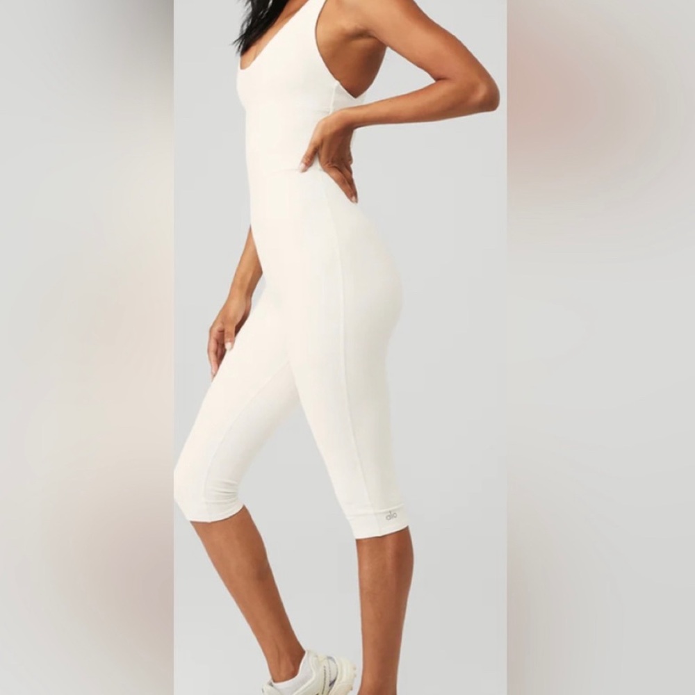 ALO Yoga Cream Fitted Sleeveless Capri Jumpsuit